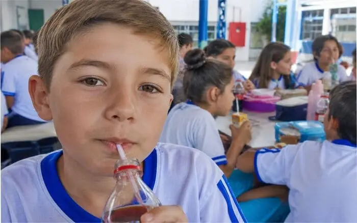 ALMANAQUE-DO-ESTUDANTE-Imagem-Para-o-Artigo-Doce-veneno-Refrigerantes-e-sucos-adocados-aumentam-o-risco-de-hipertensao-em-criancas-e-adolescentes-I.webp