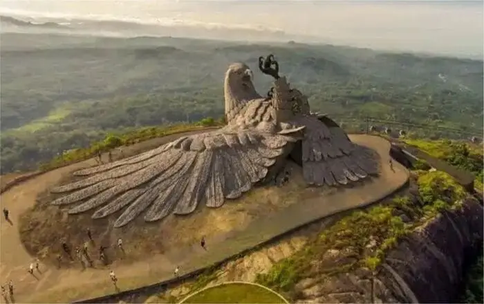 LMANAQUE-DO-ESTUDANTE-Imagem-Para-o-Artigo-Jatayu-A-maior-escultura-de-ave-do-mundo-esconde-uma-historia-de-coragem-milenar-I.webp