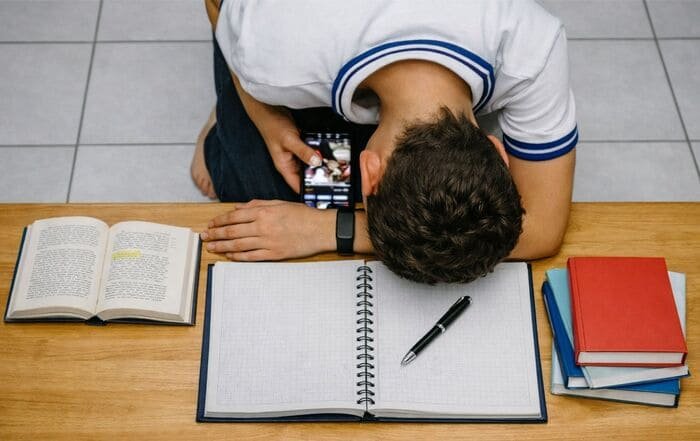 ALMANAQUE-DO-ESTUDANTE-Imagem-Para-o-Artigo-PRO-CRAS-TI-NA-CAO-Seu-maior-inimigo-pode-estar-dentro-de-voce-I-1.jpg