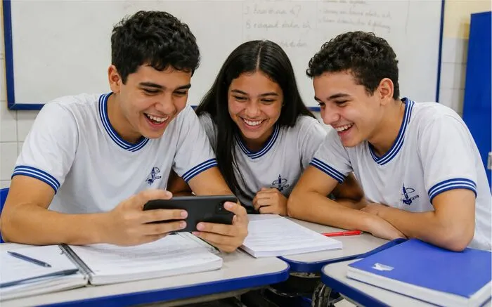 ALMANAQUE-DO-ESTUDANTE-Imagem-Para-o-Artigo-Conectados.-Mas-desinteressados-I.webp