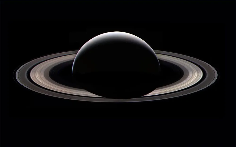 ALMANAQUE-DO-ESTUDANTE-Imagem-Para-o-Artigo-Noite-em-Saturno-A-imagem-extraordinaria-que-revela-o-lado-oculto-do-planeta-dos-aneis-I.webp